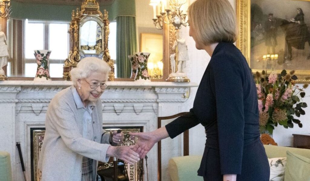 Manos de la reina habrían revelado mal estado de salud