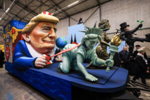 Trump, Musk y Putin protagonizan carrozas en carnaval alemán