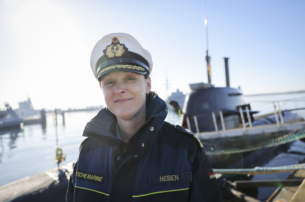 Primera mujer al mando de submarino alemán zarpa en misión naval