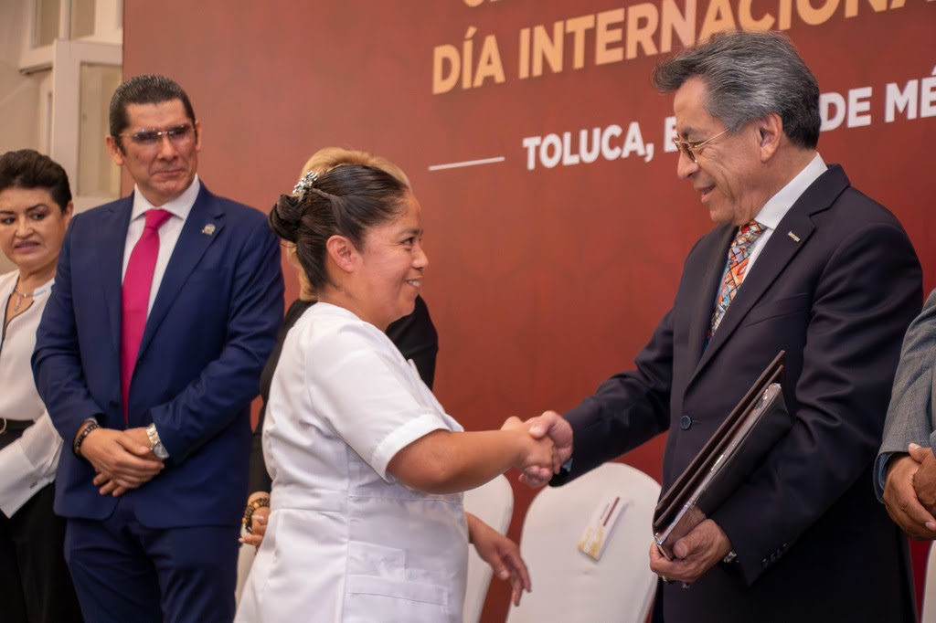 Ignacio Salgado García, director General del Issemym, entregó reconocimientos a enfermeras